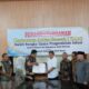 Pj Bupati Aceh Besar bersama Plh. Sekda Kabupaten Aceh Tamiang Muslizar, menunjukan berkas MoU Kerjasama Antar Daerah (KAD) dengan Pemerintah Kabupaten Aceh Tamiang dalam upaya untuk pengendalian Inflasi daerah, di Aula Kantor Bupati Aceh Tamiang, Kuala Simpang, Minggu (24/2). (Waspada/Ist)