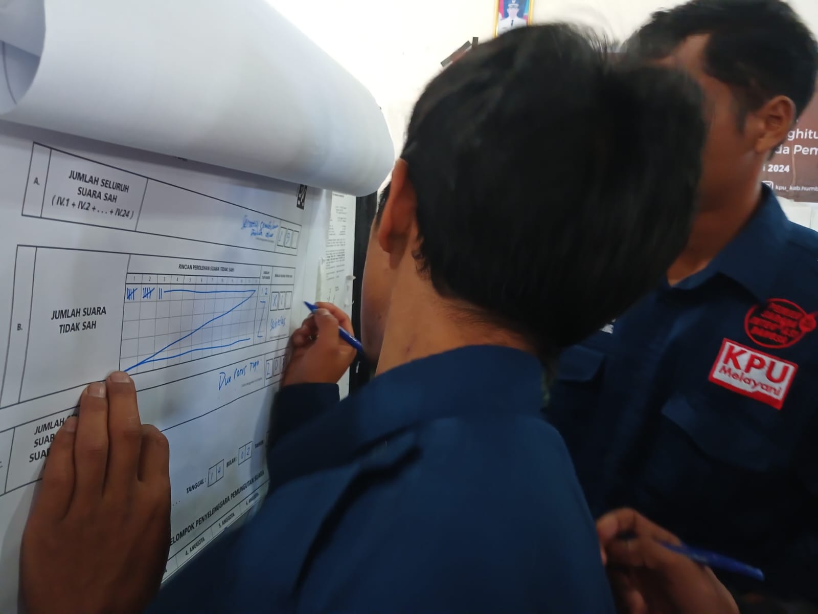 PANITIA Pemilihan Kecamatan Lintongnihuta melakukan pleno terbuka rekapitulasi perhitungan perolehan suara Pemilu 2024. Waspada/Ist