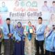 Ketua DPD BKPRMI Deliserdang Dr Mhd Teguh Syuhada Lubis saat memberikan plakat penghargaan kepada Ketua TP PKK Deliserdang, Ny Hj Sri Pepeni yang dikukuhkan sebagai Bunda BKPRMI Deliserdang. (Waspada/ist).