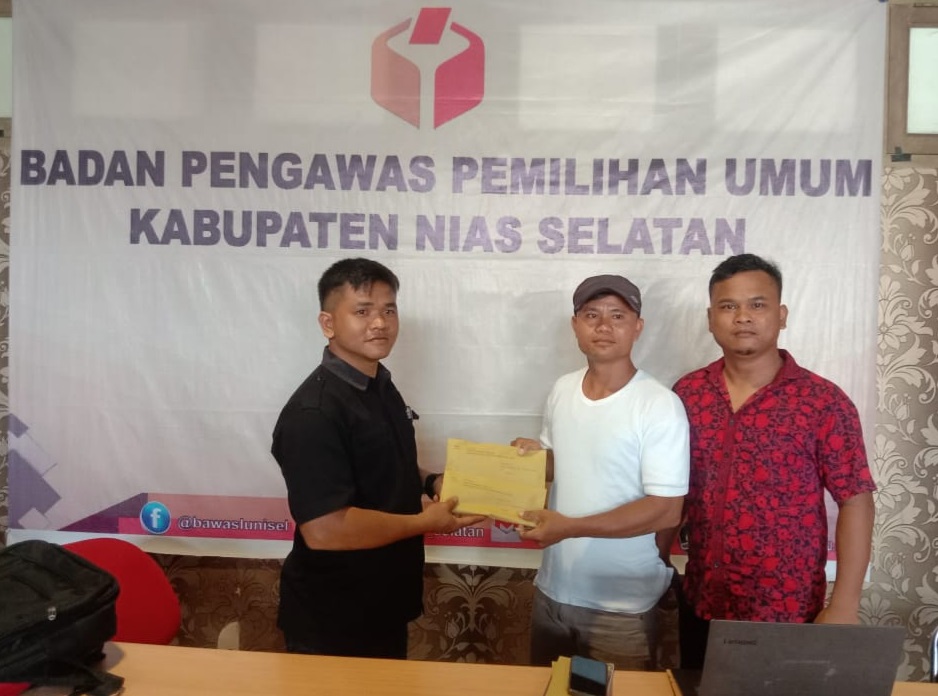 Alwiran Duha dan Robahati Nduru saat menyampaikan surat laporan pengaduan terhadap PPK dan Panwascam K3camatan Lahusa ke Bawaslu Kabupaten Nias Selatan, Kamis (22/2). Waspada/Ist