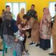 Kepala Puskesmas Pijorkoling, Ruslayni Pandia berbincang dengan salah seorang ibu yang memiliki anak dalam sosialisasi stunting di Desa Salambue, Kecamatan Padangsidimpuan Tenggara, Kota Padangsidimpuan, Senin (26/2). Waspada/Mohot Lubis.
