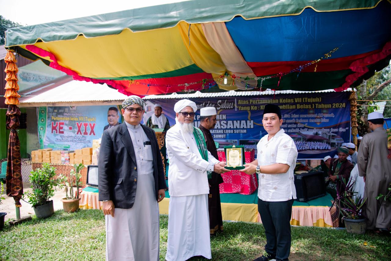 Santri Kelas VII Ponpes Babul Hasanah Dapat Hadiah Dari Ketua HIPMI Palas Putra Mahkota Alam Hasibuan memberikan cendramata kepada pimpinan Ponpes Babul Hasanah, desa Manggis, KH. Mardin Hasibuan Assidiqie, M.MPd.(Waspada/Ist)