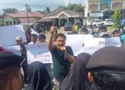 Aliansi Mahasiswa dan Pemuda menggelar aksi unjuk rasa mendesak Bawaslu Palas memberikan rekomendasi PSU di TPS 04 dan 06 Pasar Binanga, di halaman Kantor Bawaslu Palas, Senin (26/2) (Waspada/Muhammad Satio)