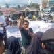 Aliansi Mahasiswa dan Pemuda menggelar aksi unjuk rasa mendesak Bawaslu Palas memberikan rekomendasi PSU di TPS 04 dan 06 Pasar Binanga, di halaman Kantor Bawaslu Palas, Senin (26/2) (Waspada/Muhammad Satio)