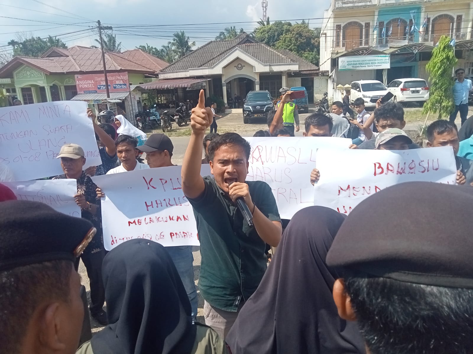 Aliansi Mahasiswa dan Pemuda menggelar aksi unjuk rasa mendesak Bawaslu Palas memberikan rekomendasi PSU di TPS 04 dan 06 Pasar Binanga, di halaman Kantor Bawaslu Palas, Senin (26/2) (Waspada/Muhammad Satio)