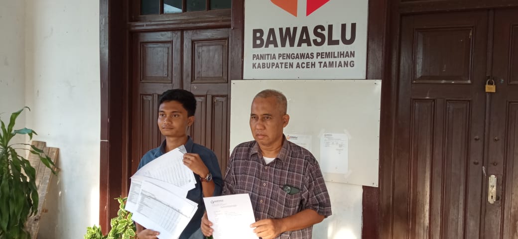 T. Rudi didampingi T. Deva ketika memberikan keterangan pers di Bawaslu Aceh Tamiang, Senin (26/2). Waspada/Muhammad Hanafiah