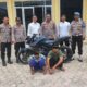 Tersangka curanmor ZA dan MA bersama barang bukti hasil curian mereka diabadikan didepan Kapolsek Darussalam, Polresta Banda Aceh. (Waspada/Ist)