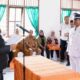 Bupati Simalungun saat melantik kedua Pangulu di Kantor Camat Gunung Malela, Senin (26/2).(Waspada/ist).