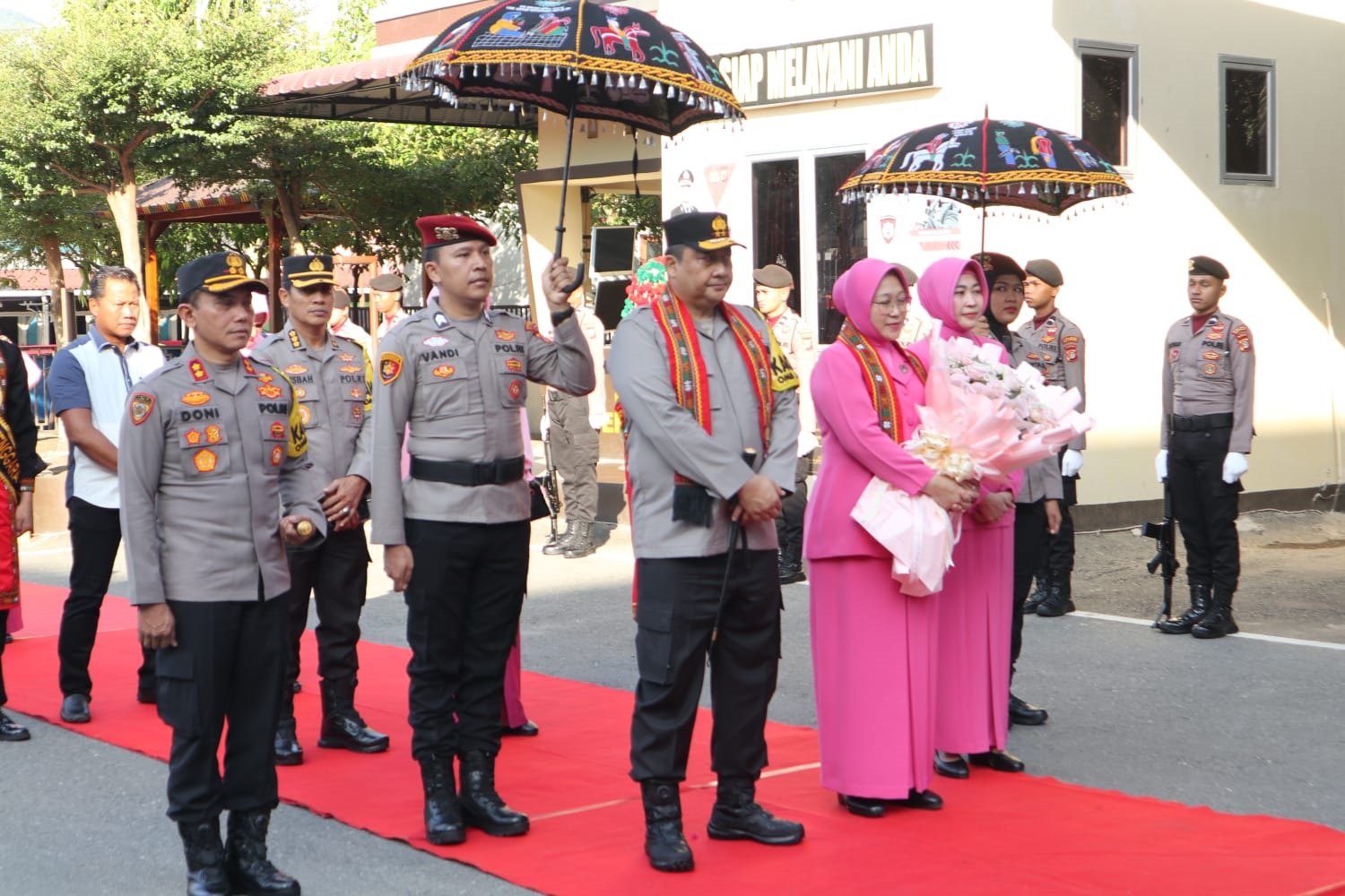 Kapolda Aceh di Mako Polres Aceh Tenggara, dilanjutkan dengan jajar kehormatan, penyambutan yang diiringi Tari Belo Mesusun, serta ritual peusijuk/tepung tawar.Waspada/Seh Muhammad Amin