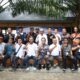 Danlanal TBA, Letkol Laut (P) Wido Dwi Nugraha berfoto bersama wartawan usai latihan menembak. Waspada/Ist