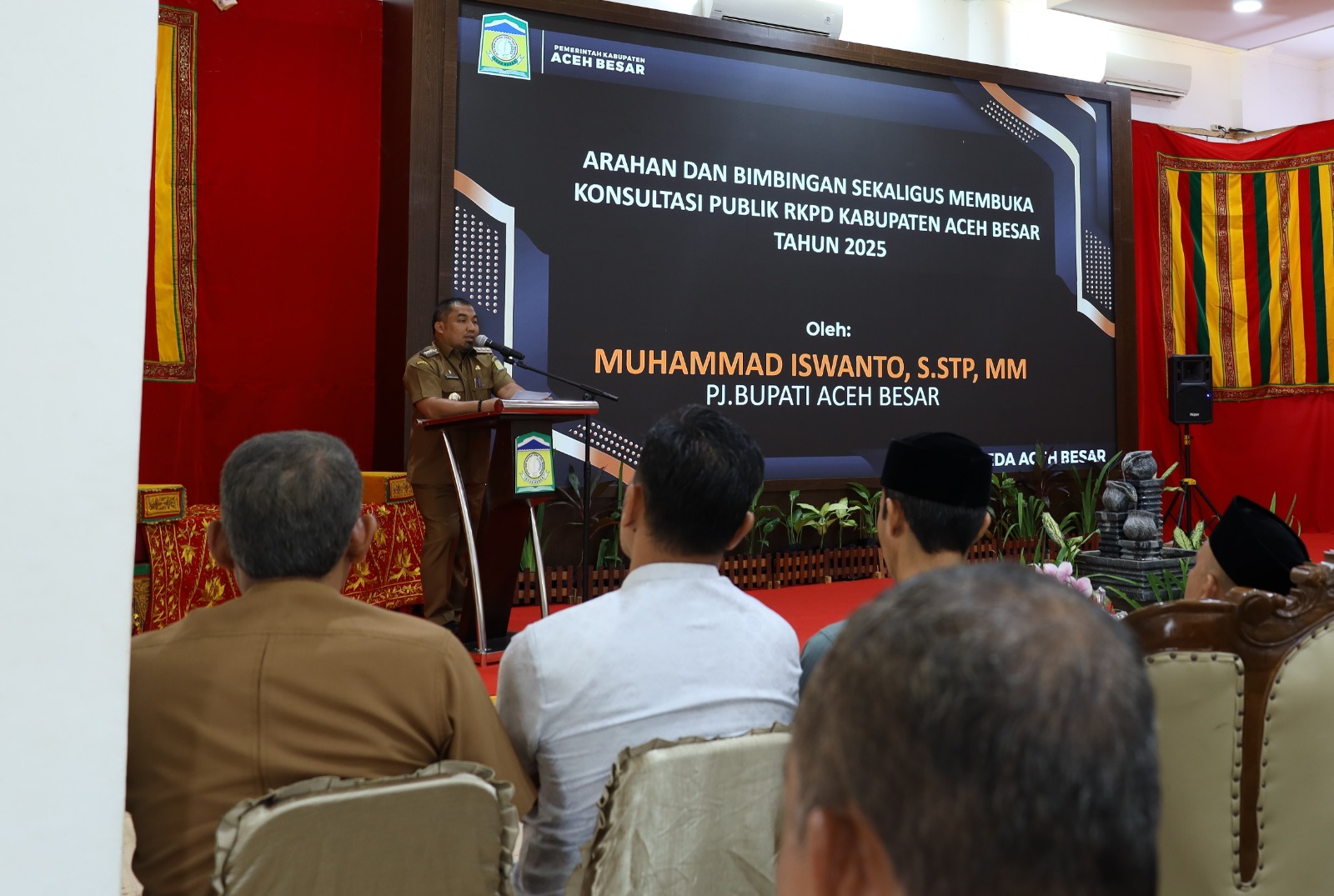 Pj. Bupati Aceh Besar Muhammad Iswanto membuka kegiatan Forum Konsultasi Publik (FKP) Penyusunan Rencana Kerja Pemerintah Daerah (RKPD) Aceh Besar Tahun 2025, di Meuligoe Bupati Aceh Besar, Senin (26/2). (Waspada/Ist)