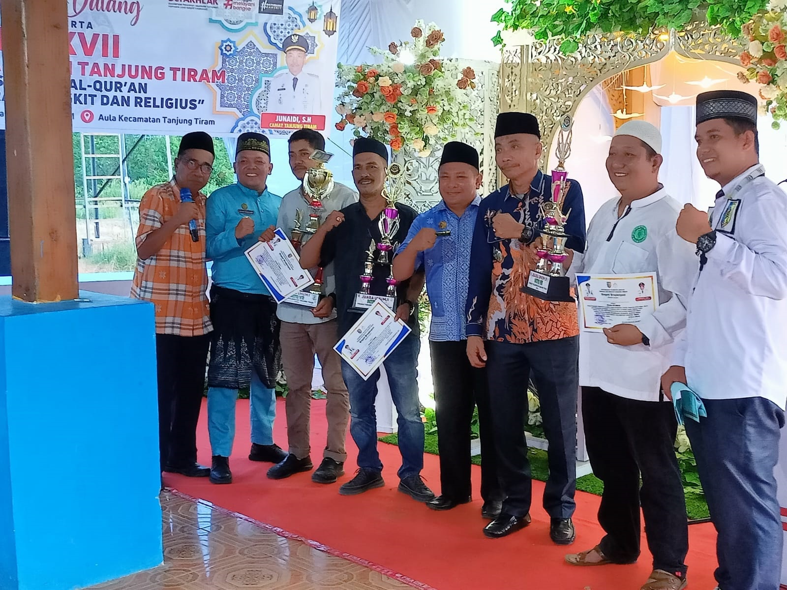 PARA juara MTQ XVII tahun 2024 tingkat Kecamatan Tanjungtiram masing-masing menerima hadiah, diabadikan bersama Camat Junaidi, SH dan panitia.Waspada/Iwan Has