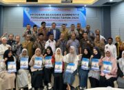 Para mahasiswa anak nelayan penerima Beasiswa Kompetitif dari Yayasan Pangkai Meureunoe Aneuk Nelayan (YPMAN) berfoto bersama dengan Pengurus YPMAN, di Hotel Kryad Banda Aceh, Senin (26/2). (Waspada/Ist)