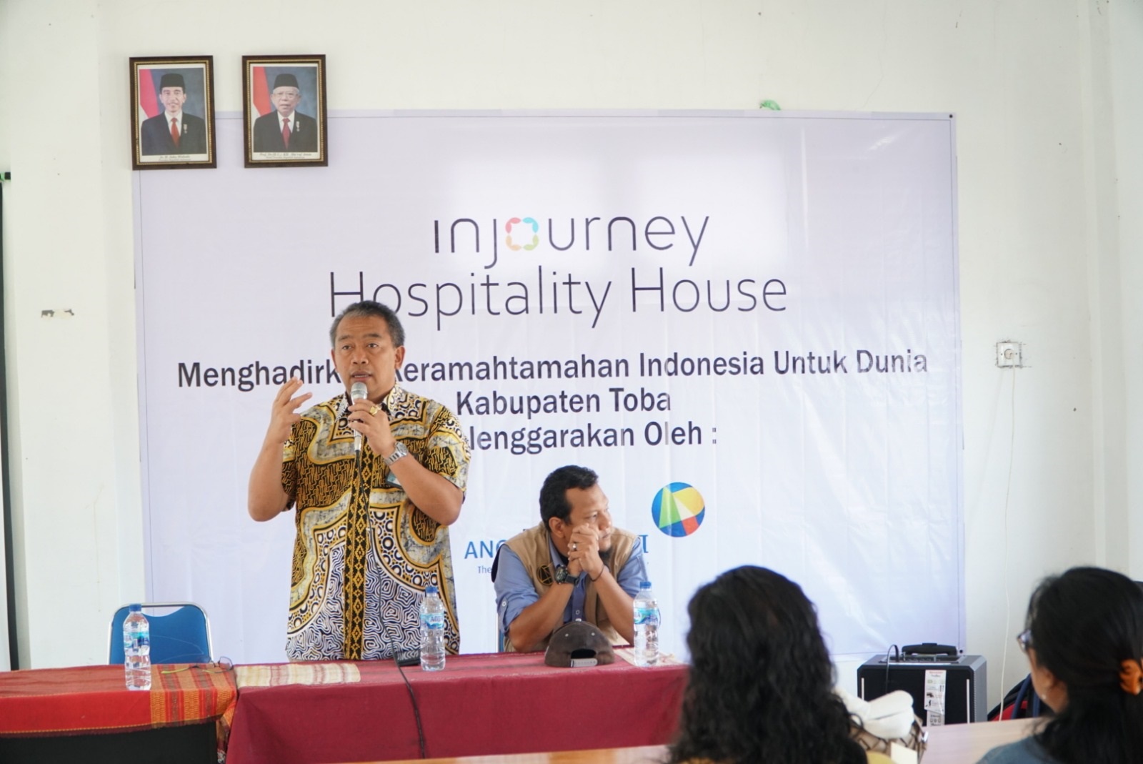 Manager of Airport Operation and Services, Dedi Jumari Lumbantoruan mewakili EGM Bandara Internasional Raja Sisingamangaraja XII, saat memberikan pelatihan Injourney Hospitality House (IHH) kepada peserta. (Waspada/Parlin Hutasoit)