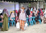 Salah satu warga membawa sembako yang dibeli di pasar murah yang digelar oleh Pemerintah Aceh Besar melalui Dinas Pangan bekerjasama dengan Perum Bulog Aceh serta Badan Pangan Nasional menggelar Gerakan Pangan Murah (GPM), di alaman Masjid Jami' Al Mukarramah, Indrapuri, Aceh Besar, Selasa (27/2). (Waspada/Ist)