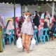Salah satu warga membawa sembako yang dibeli di pasar murah yang digelar oleh Pemerintah Aceh Besar melalui Dinas Pangan bekerjasama dengan Perum Bulog Aceh serta Badan Pangan Nasional menggelar Gerakan Pangan Murah (GPM), di alaman Masjid Jami' Al Mukarramah, Indrapuri, Aceh Besar, Selasa (27/2). (Waspada/Ist)