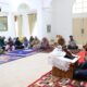 Tgk H Masrul Aidi Lc, MA menyampaikan pengajian halaqah TP-PKK Aceh Besar di Meuligo Bupati Aceh Besar, di Kota Jantho, Selasa (27/2). (Waspada/Ist)
