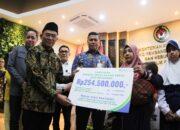Menko PMK Muhadjir Effendy bersama Direktur Utama BPJS Ketenagakerjaan Anggoro Eko Cahyo menyerahkan santunan sebesar Rp 254 juta kepada salah satu ahli petugas pemilu yang meninggal dunia, di Kantor Menko PMK, Selasa (27/2). Waspada/ist