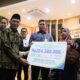 Menko PMK Muhadjir Effendy bersama Direktur Utama BPJS Ketenagakerjaan Anggoro Eko Cahyo menyerahkan santunan sebesar Rp 254 juta kepada salah satu ahli petugas pemilu yang meninggal dunia, di Kantor Menko PMK, Selasa (27/2). Waspada/ist