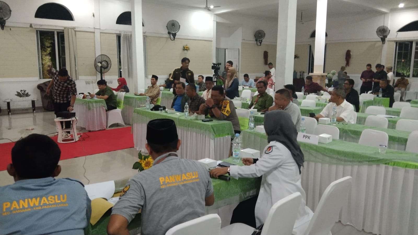Penjabat Bupati Padanglawas Dr Edy Junaedi, S.STP, M.Si pantau proses pelaksanaan rapat pleno terbuka hasil rekapitulasi penghitungan suara Pemilu serentak tahun 2024.(Waspada/Ist)