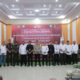 Forkopimda dan anggota KIP Aceh Besar foto bersama usai pembukaan rapat pleno terbuka rekapitulasi hasil perhitungan perolehan suara Pemilihan Umum tahun 2024 tingkat Kabupaten di Aula SKB, Kota Jantho, Rabu (28/2). (Waspada/Ist)