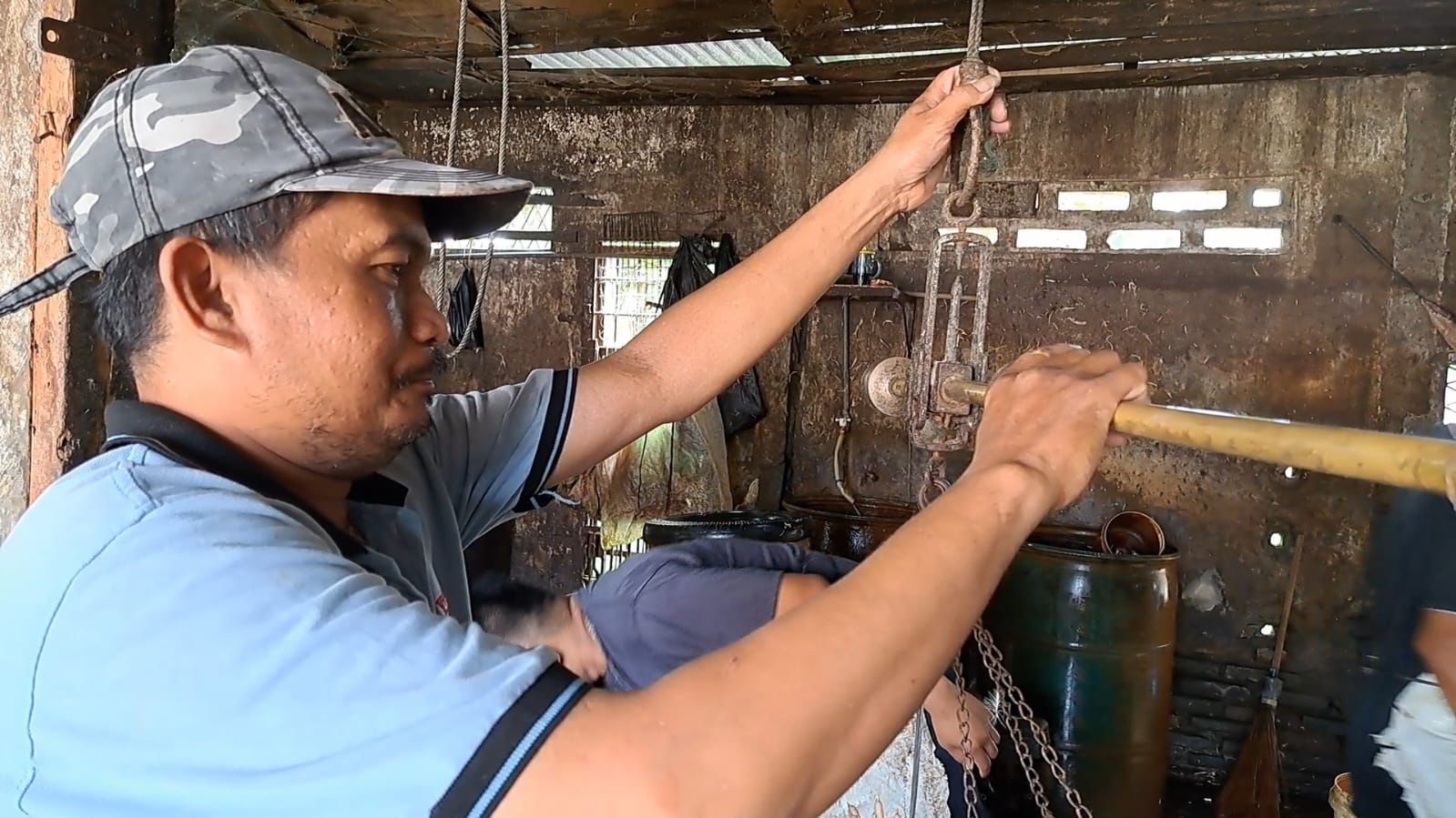 Ali Umar pedagang ayam pasar impres yang diwawancarai Waspada. Waspada/Kristian Brahmana