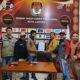 Tampak Ketua PPK Langsa Barat, Tarmizi saat menyerahkan hasil rekapitulasi perhitungan suara untuk Kecamatan Langsa Barat kepada Komisioner KIP Kota Langsa, Dr (Cand) Bahtiar MA didampingi Divisi Teknis Penyelenggaraan Pemilu, M Al Fadhal M.Si, serta Ketua Bawaslu, Taufiqurrahman dan Panwascam Langsa Barat, di Kantor Camat Langsa Barat, Senin (26/2). Waspada/Rapian