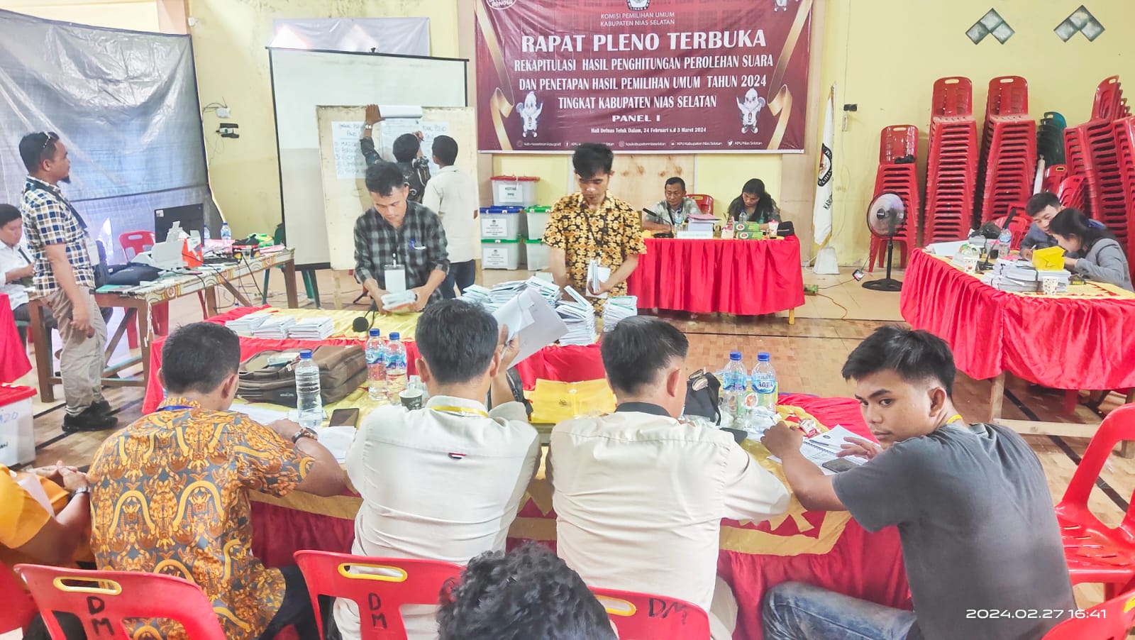 Bawaslu Nisel memutuskan pembukaan kotak suara dan perhitungan ulang di  TPS 01 Desa Luahandroito dan TPS 02 Desa Orahuahili Kecamatan Mazo karena diduga terjadi manipulasi perolehan suara Caleg DPRD Kabupaten/Kota, Selasa (27/2) Waspada/Budi Gowasa