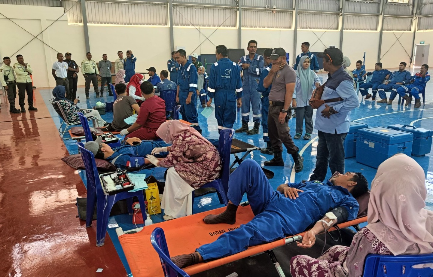 Pekerja mendonor darahnya di CPP Blok A PT Medco EP di Blang Nisam, Indra Makmu, Aceh Timur, Rabu (28/2). Waspada/Muhammad Ishak