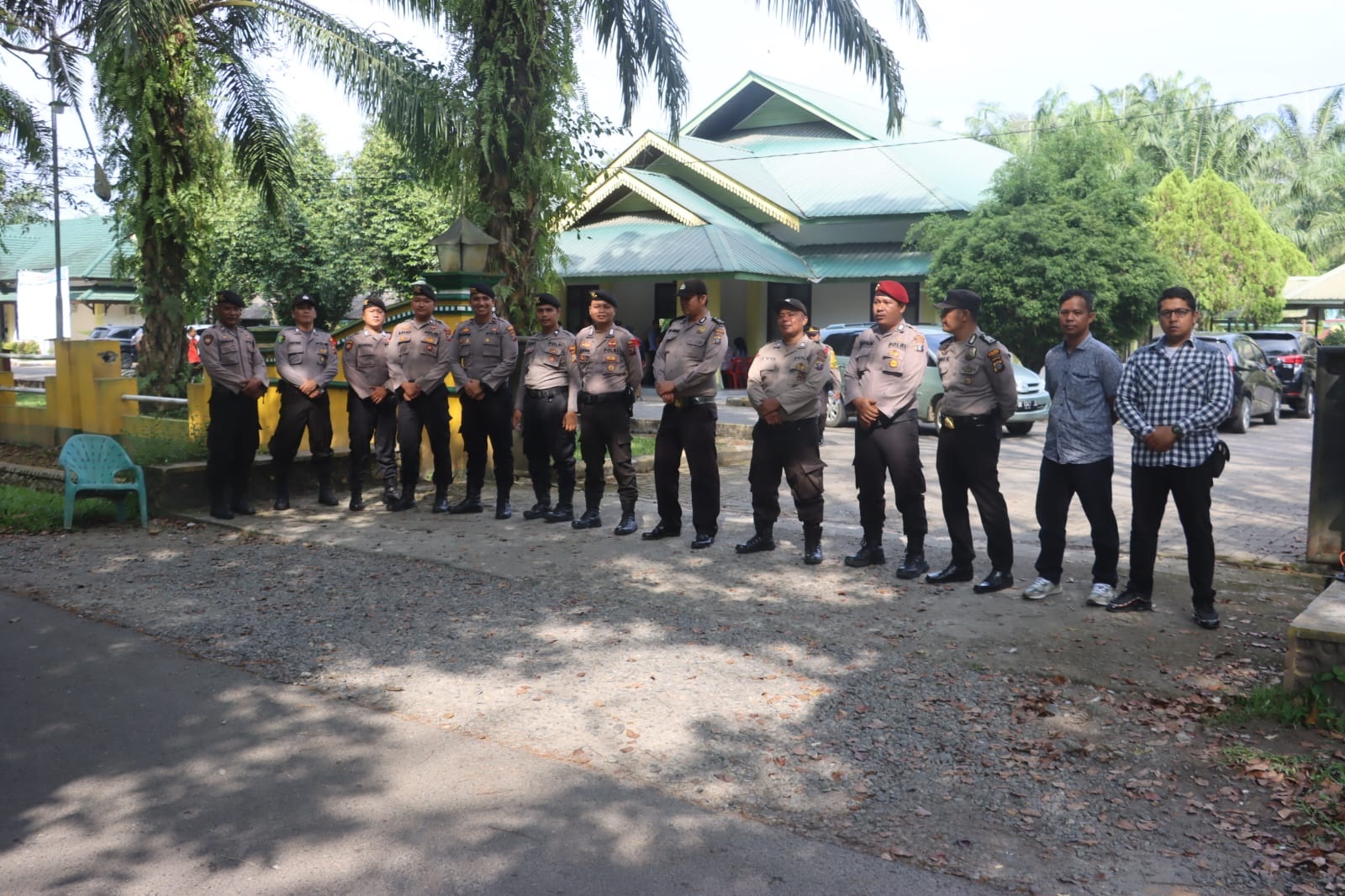 Polres Langkat terus mengintensifkan pengamanan dalam rangka penghitungan dan rekapitulasi suara Pemilu 2024 KPU Kabupaten Langkat, Senin, (26/2/23). Waspada/ist 