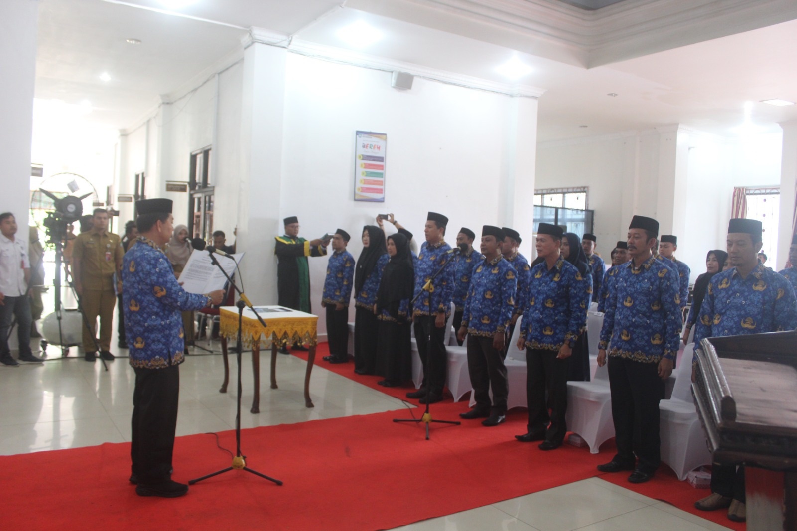 Kegiatan pelantikan dan pengambilan sumpah Pejabat Eselon III dan IV dalam lingkungan Pemkab Abdya. Senin (26/2).Waspada/Syafrizal