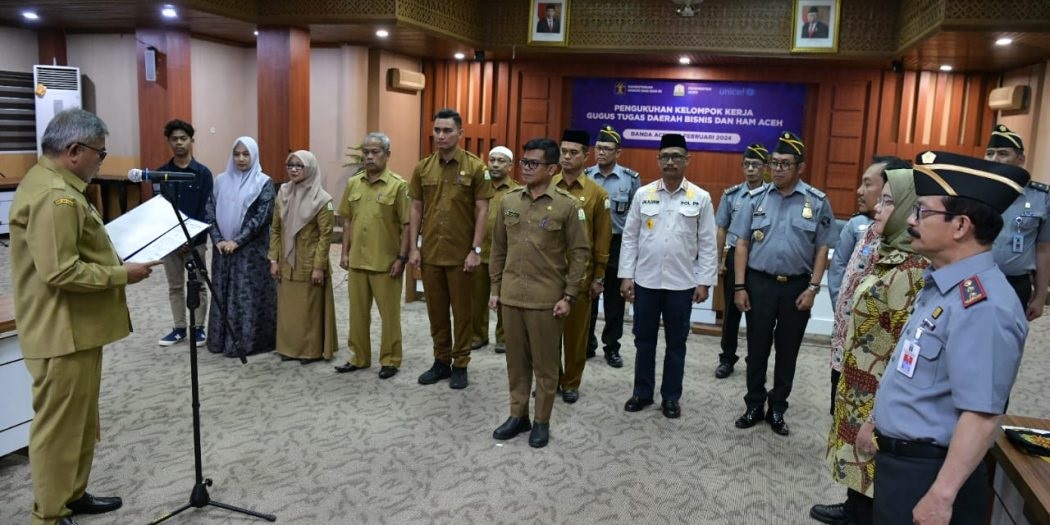 Sekda Aceh, Bustami Hamzah, saat mengukuhkan Kelompok Kerja Gugus Tugas Daerah Bisnis dan HAM Aceh di Gedung Serbaguna Setda Aceh, Senin, (26/2). (Waspada/Zafrullah)