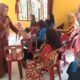 Camat Padangsidimpuan Tenggara, Kota Padangsidimpuan, Eka Yanti Batubara, SE berbincang dengan warga Desa Huta Koje dalam acara sosialisasi stunting di Aula Desa Huta Koje, Padangsidimpuan, Kamis (29/2). Waspada/ Mohot Lubis.