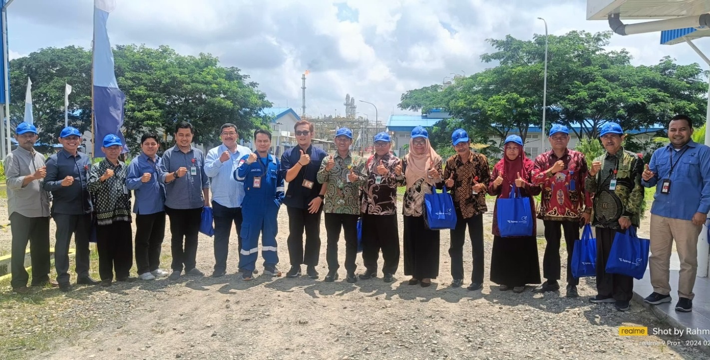 Rektor Unsam Langsa, Prof. Dr Hamdani MT, bersama civitas Unsam berfoto di sela-sela kunjungannya ke Blok A PT Medco EP di Blang Nisam, Indra Makmu, Aceh Timur, Senin (26/2). Waspada/Ist.