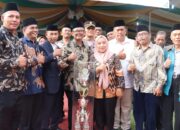 Wabup Simalungun H.Zonny Waldi foto bersama dengan kontingen Kecamatan Bosar Maligas sebagai juara umum MTQ ke 50 Tingkat Kabupaten Simalungun, Kamis (29/2).(Waspada/ist)
