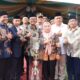 Wabup Simalungun H.Zonny Waldi foto bersama dengan kontingen Kecamatan Bosar Maligas sebagai juara umum MTQ ke 50 Tingkat Kabupaten Simalungun, Kamis (29/2).(Waspada/ist)