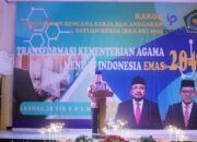 Kakanwil Kemenag Aceh Drs.H.Azhari sedang membuka Rakor RKA-SK 2025 di Hotel Harmoni, Kota Langsa, Kamis (29/02/24). (Waspada/Ist)