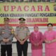 Kapolres Tapanuli Tengah, AKBP Basa Emden Banjarnahor dan istri foto bersama dengan Plh Kasi Humas Kompol Irwadi didampingi istri usai menerima kenaikan pangkat pengabdian, Kamis (29/2). Waspada/ist