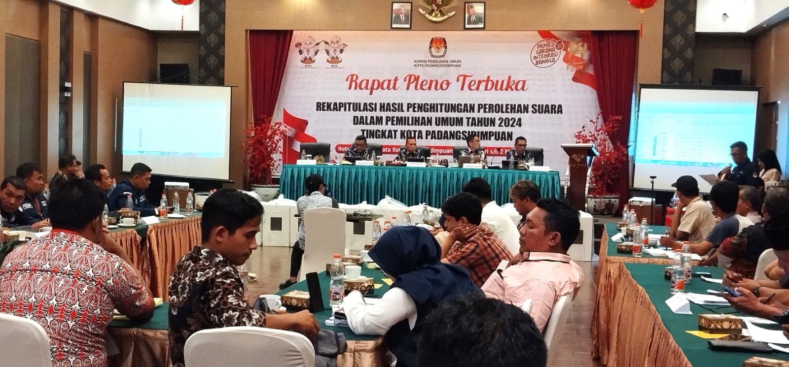 Proses rekapitulasi hasil perhitungan perolehan suara Pemilihan Umum (Pemilu) 2024 yang dilaksanakan KPU Padangsidimpuan di Aula Mega Permata Hotel Kota Padangsidimpuan, Kamis (29/2). Waspada/Mohot Lubis.