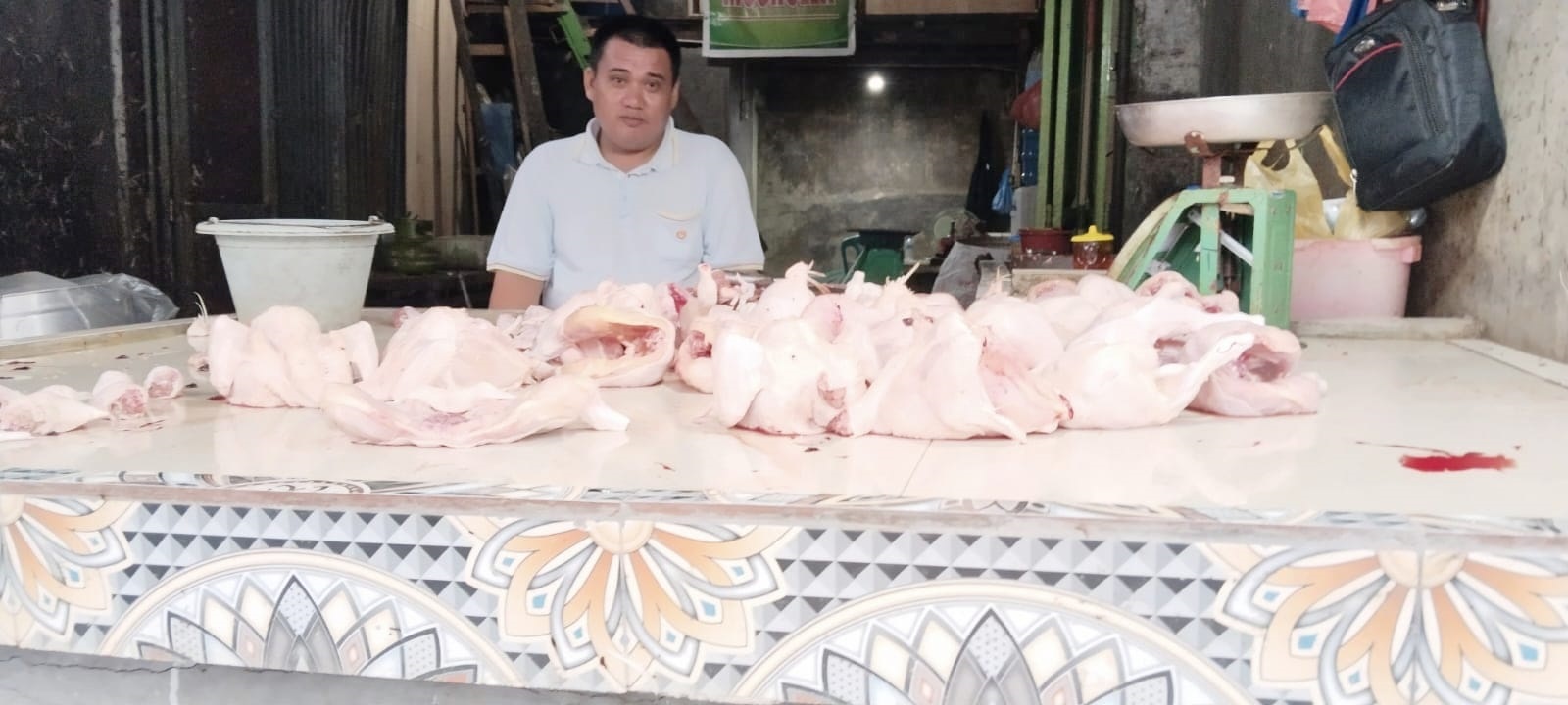 Suasana penjualan ayam pedaging di Tanjung Morawa. (Waspada/Edward Limbong)