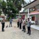 Polres Langkat  mengerahkan personel untuk melaksanakan pengamanan di Gudang Logistik KPU yang berfungsi sebagai tempat penyimpanan Logistik Pemilu 2024, Kamis (29/2/24). Waspada/ist 