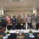 Sekdakab Aceh Besar Drs Sulaimi MSi dan Kepala BPS Aceh Besar Irnanto ST MM foto bersama peserta FGD Pembinaan Statistik Sektoral di Hotel The Pade, Daroy Kameu, Kecamatan Darul Imarah, Aceh Besar, Kamis (29/2). (Waspada/Ist)