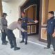 Personel Polres Sibolga memeriksa peserta Rapat Pleno Rekapitulasi Perhitungan Suara Pemilu 2024 Tingkat KPU Kota Sibolga menggunakan metal detector, Kamis (29/2). Waspada/ist