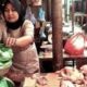 Pedagang di Pasar Dwikora Kota Pematangsiantar tetap berdagang seperti biasa, Senin (26/2) meski harga dagangan mereka mengalami kenaikan dan membuat pembeli berkurang.(Waspada-Edoard Sinaga).