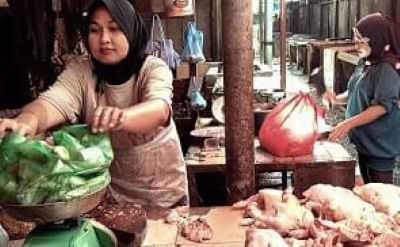 Pedagang di Pasar Dwikora Kota Pematangsiantar tetap berdagang seperti biasa, Senin (26/2) meski harga dagangan mereka mengalami kenaikan dan membuat pembeli berkurang.(Waspada-Edoard Sinaga).