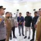 Penjabat Bupati Aceh Besar Muhammad Iswanto bersama Forkopimda, Komisioner KIP dan Panwaslu Aceh Besar meninjau lokasi dan persiapan Rapat Pleno Terbuka Rekapitulasi Hasil Penghitungan Perolehan Suara Pemilihan Umum Tahun 2024 Tingkat Kabupaten Aceh Besar di Gedung SKB Kota Jantho, Selasa (27/2). (Waspada/Ist)