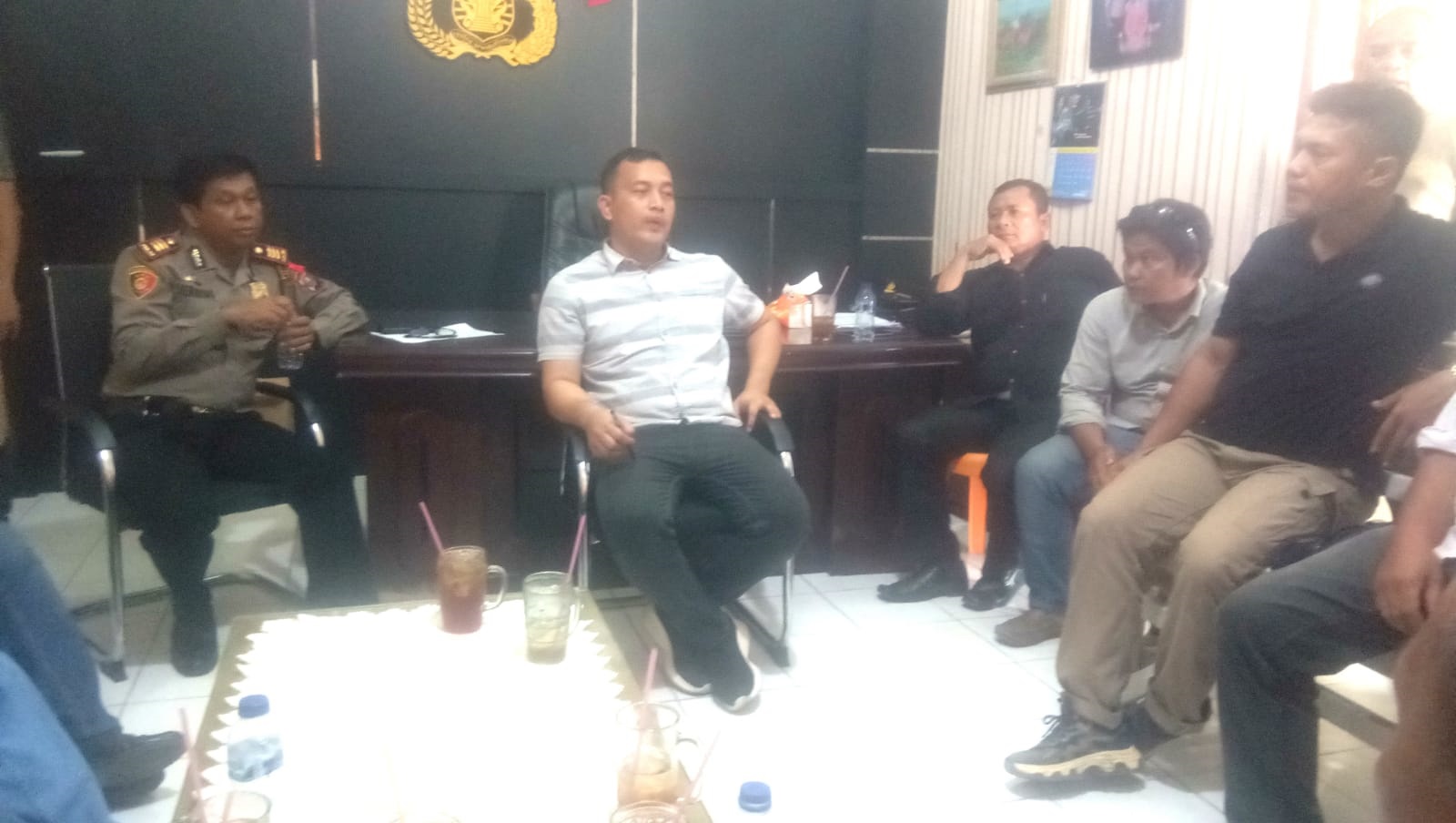 INSAN pers di Telukaru penuhi undang Kapolsek P. Brandan AKP Irwanta Sembiring. Waspada/Asrirrais