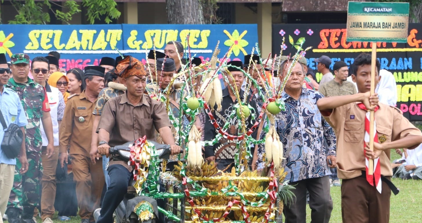Pawai ta'aruf peserta MTQ ke 50 Tingkat Kabupaten Simalungun, tampak tuan rumah Kecamatan Jawamaraja Bahjambi menggunakan becak hias membawa hasil pertanian untuk dipersembahkan kepada bupati dalam acara pembukaan di lapangan bola kaki Bahjambi, Senin (26/2).(Waspada/ist).