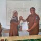 Kepala SMPN 4 Langsa, Intan Yuliani, SPd, MPd bersama Kepala Badan Kesbangpol Kota Langsa, Drs Zulhadisyah S, MSP saat tanda tangani MoU terkait wawasan kebangsaan untuk mewujudkan sekolah ramah anak di sekolahnya, Selasa (27/2). Waspada/Rapian