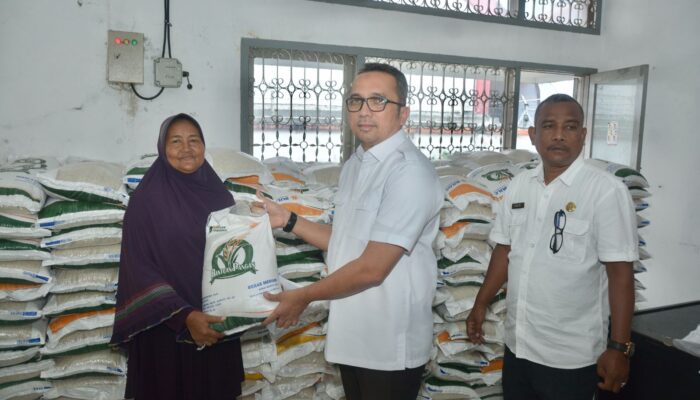 2179 KK Di Sabang Terima Bantuan Pangan Cadangan Beras Pemerintah